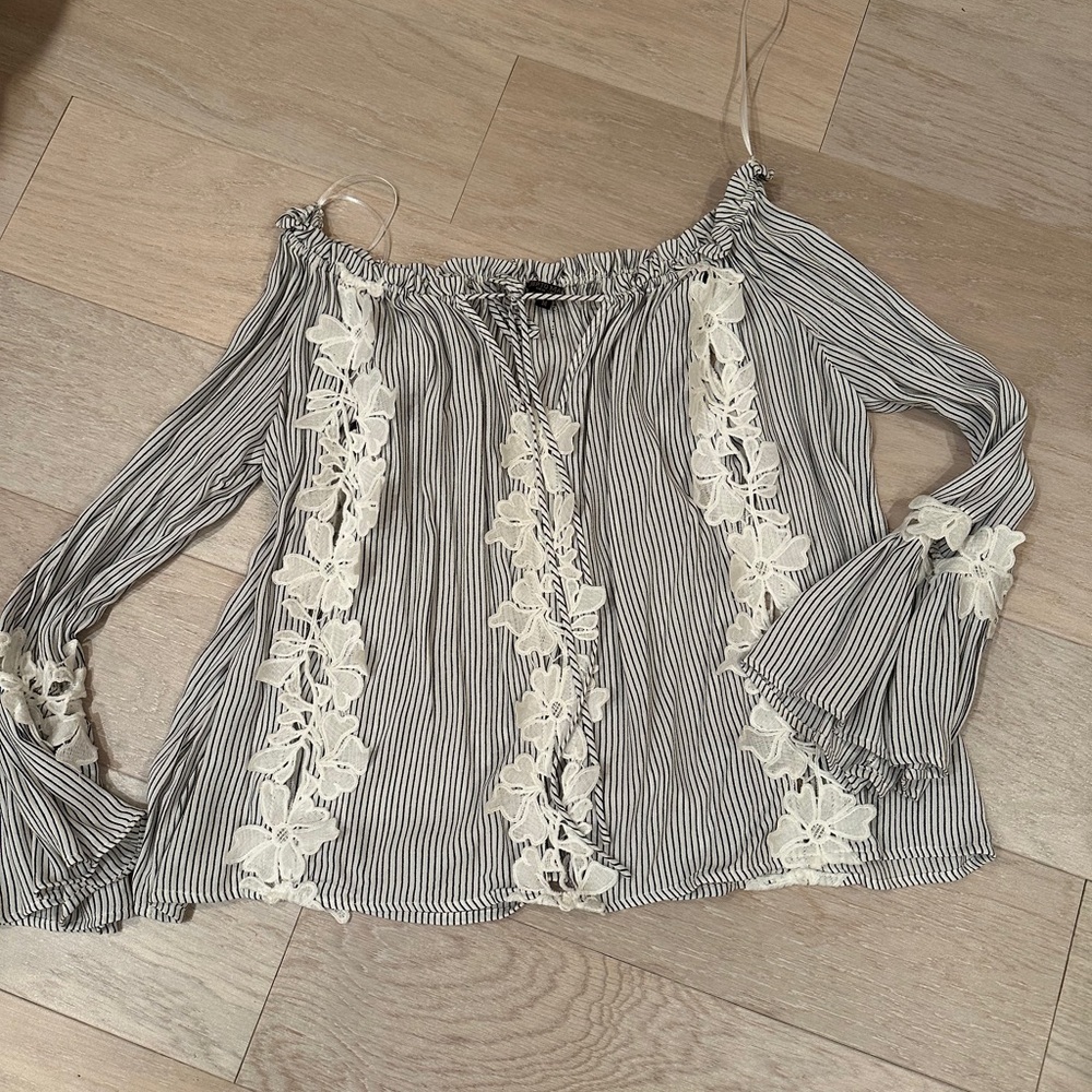 Alberto Makali off the shoulder blouse with flowers